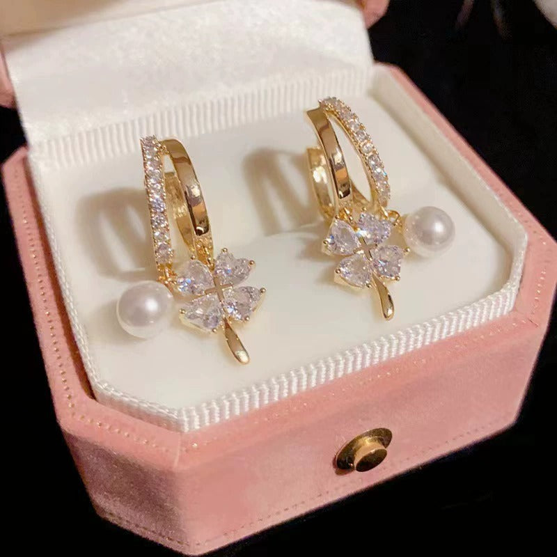 🌸Fashion crystal four-petal flower pearl earrings