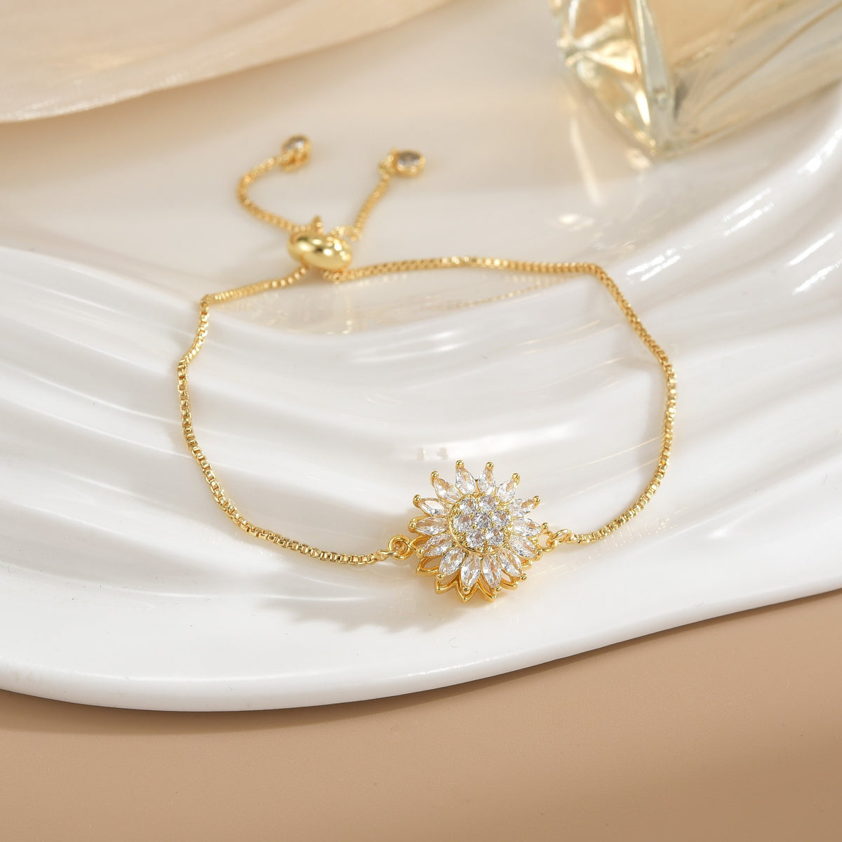 Elegant and Exquisite Sunflower Necklace with Premium Feel