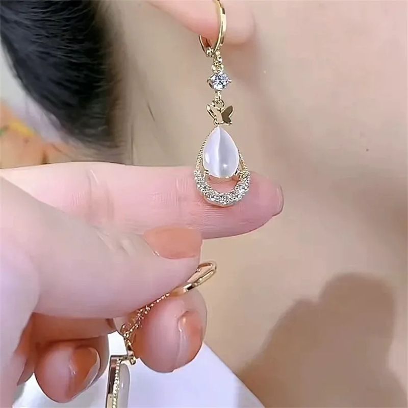 Stylish Cat's Eye Stone Rhinestone Earrings