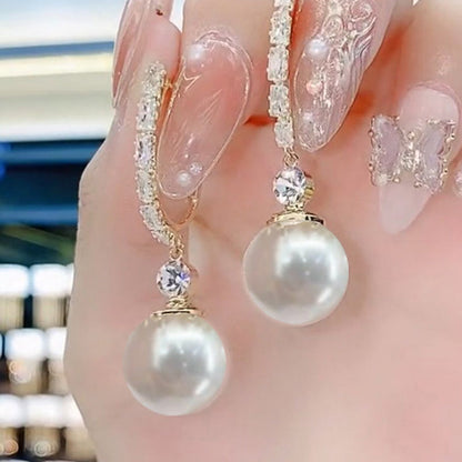 Elegant and light pearl earrings