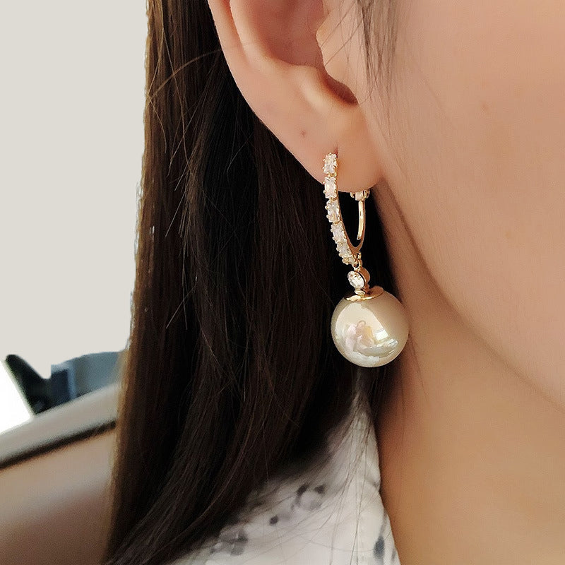 Elegant and light pearl earrings