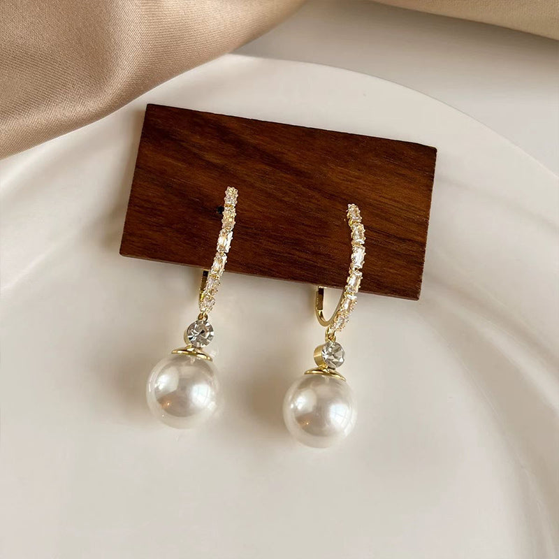 Elegant and light pearl earrings