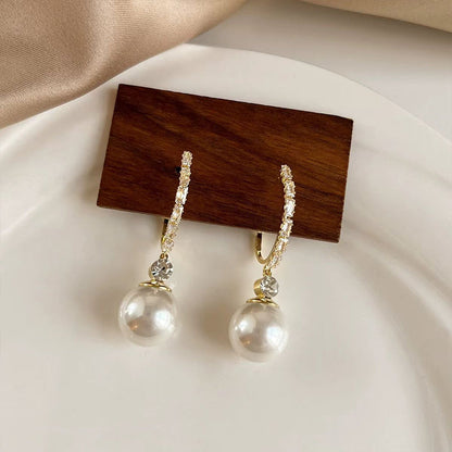 Elegant and light pearl earrings