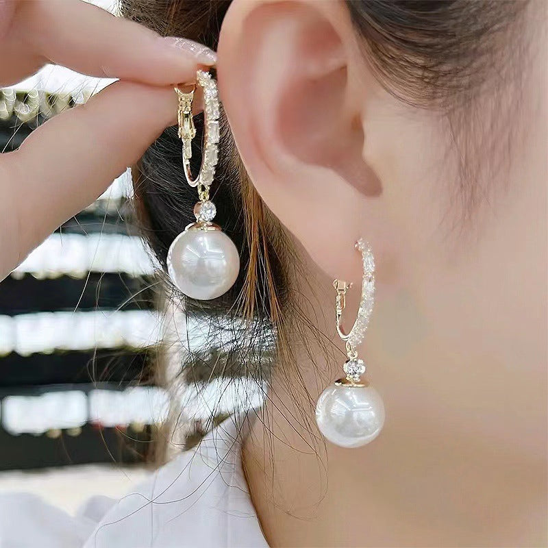 Elegant and light pearl earrings