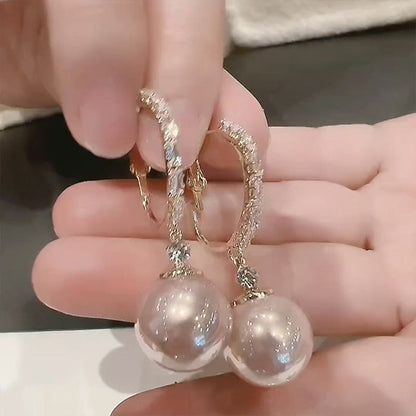 Elegant and light pearl earrings