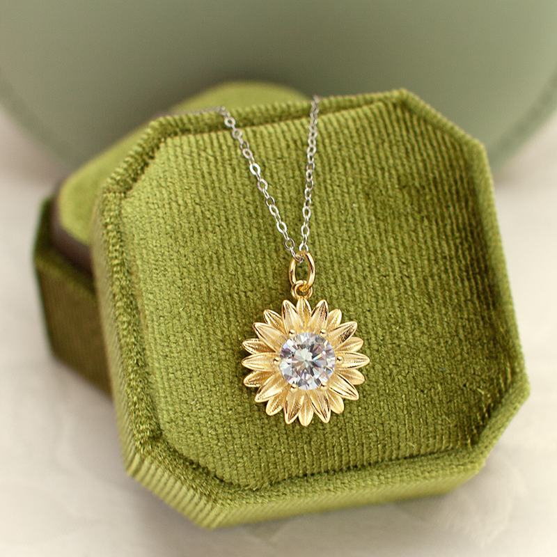 Elegant and Exquisite Sunflower Necklace with Premium Feel