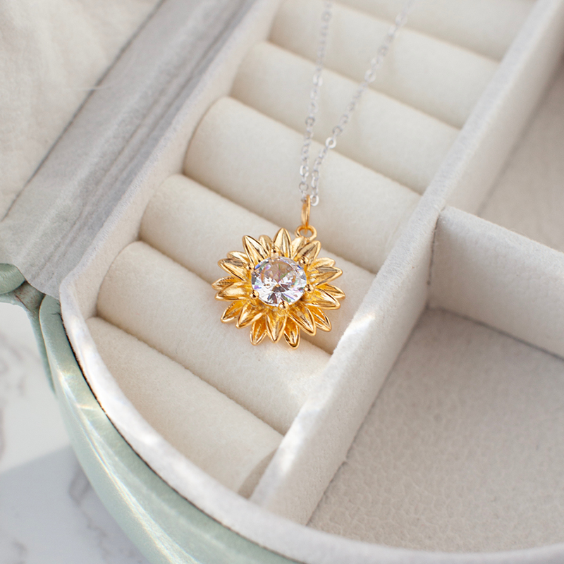 Elegant and Exquisite Sunflower Necklace with Premium Feel